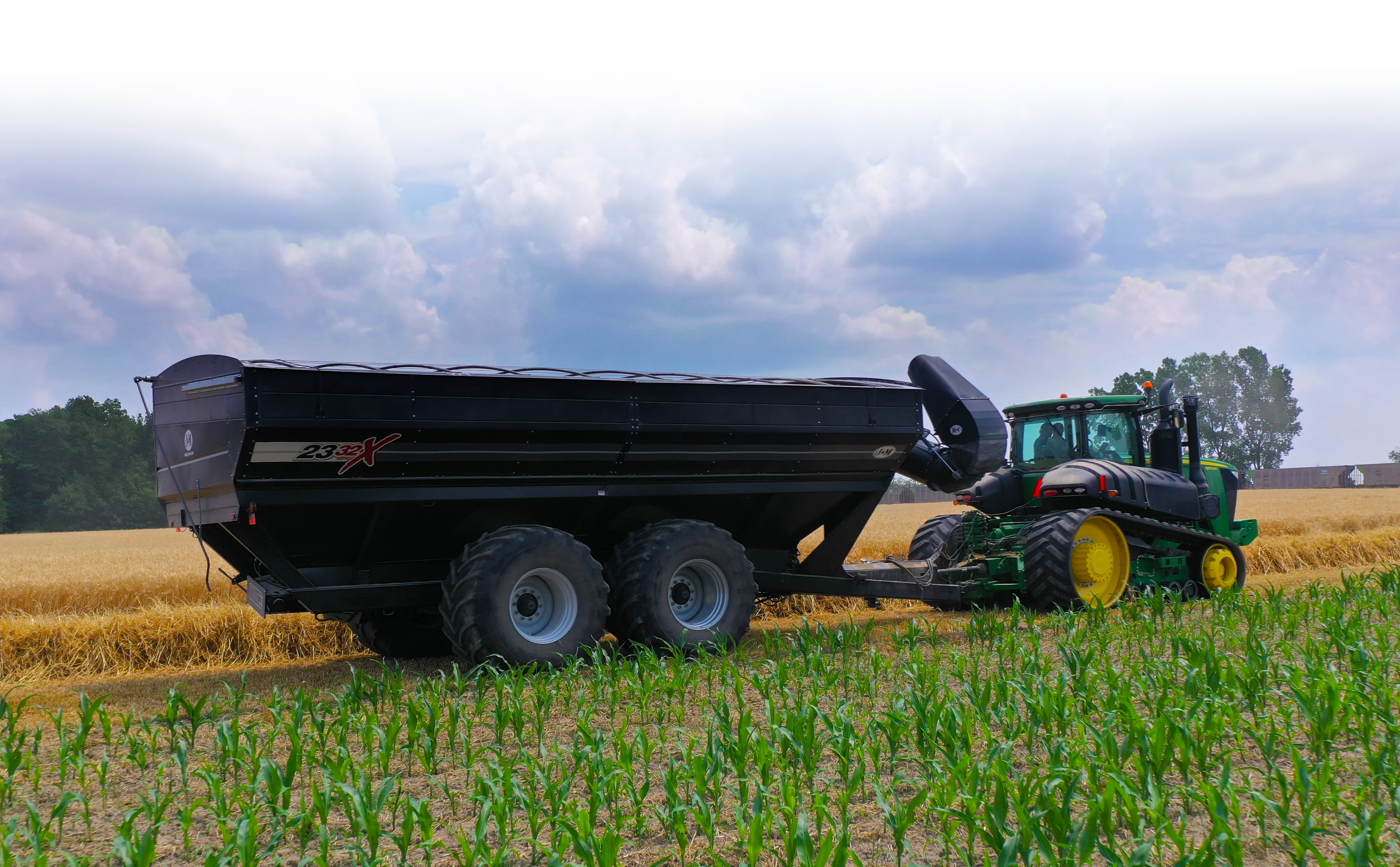 Walking Tandem Dual Wheels Grain Cart with John Deere Tractor