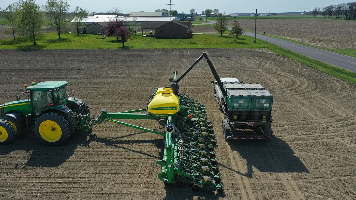 SpeedTender Pro 451 Filling a John Deere Planter in the Field